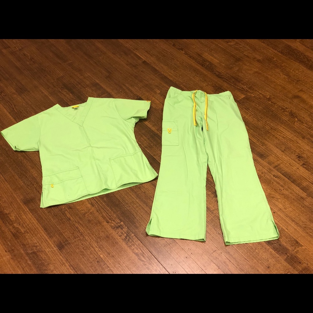 Wonder Wink, lime green medium scrub set